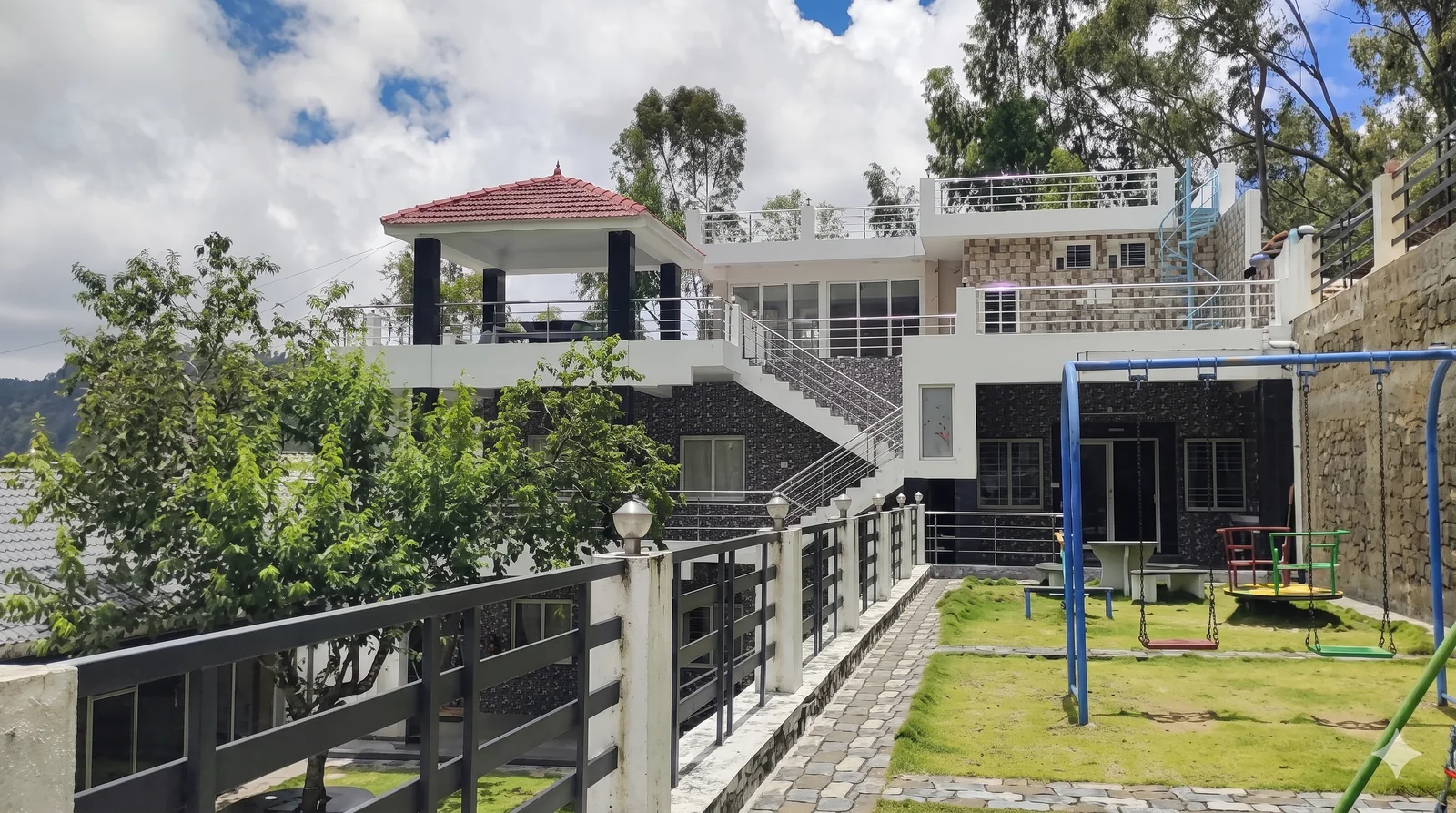 Blooming Villa in Kodaikanal with garden lawn and play area